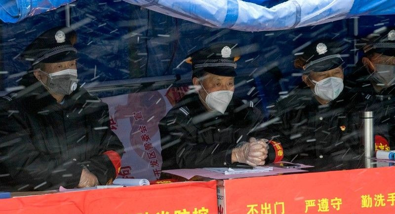 保安大叔，雪中門(mén)神.jpg